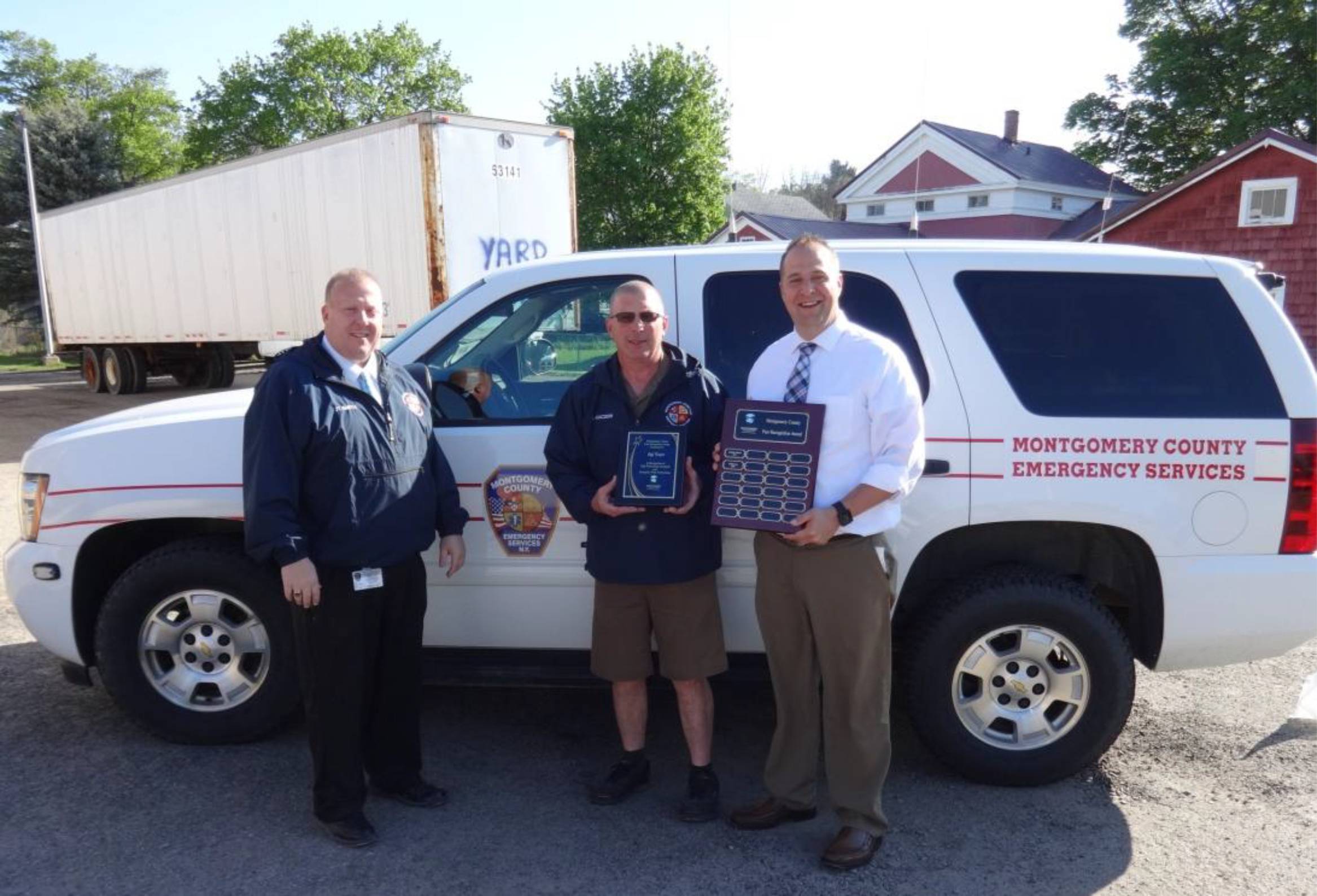 County Executive Matthew L. Ossenfort presents Jeff Kaczor the Montgomery County Peer Recognition Award.